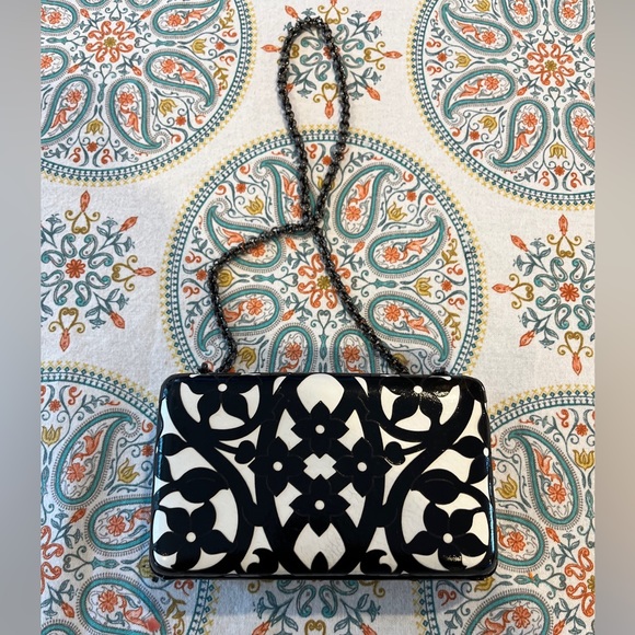 MARY NORTON LADIES BLACK WHITE FLOWERS HARD SHELL CHAIN CLUTCH/HAND BAG-VINTAGE! - Picture 4 of 9